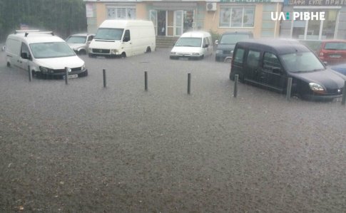 Злива затопила Рівне. ФОТО, ВІДЕО 