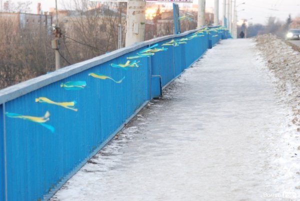 Луцький міст прикрасили синьо-жовтими стрічками. ФОТО