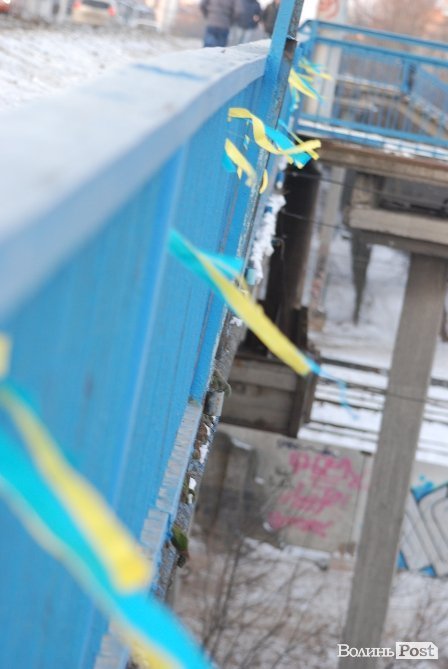 Луцький міст прикрасили синьо-жовтими стрічками. ФОТО
