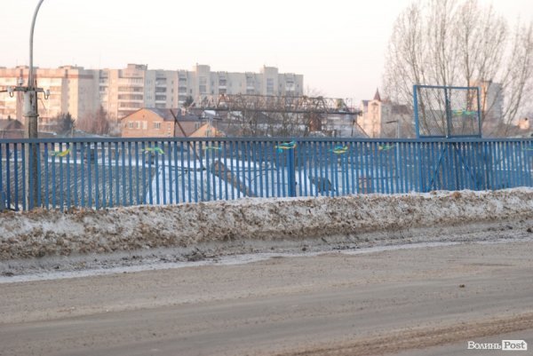 Луцький міст прикрасили синьо-жовтими стрічками. ФОТО