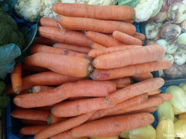 Дорожче, ніж персики: скільки коштує морква на луцькому ринку 