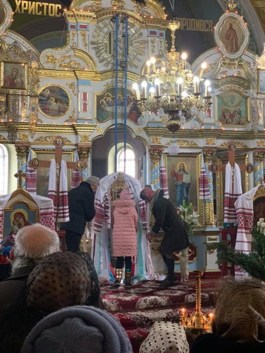 Затамувала подих і не могла поворухнутися, – волонтерка про службу у храмі під Луцьком. ФОТО