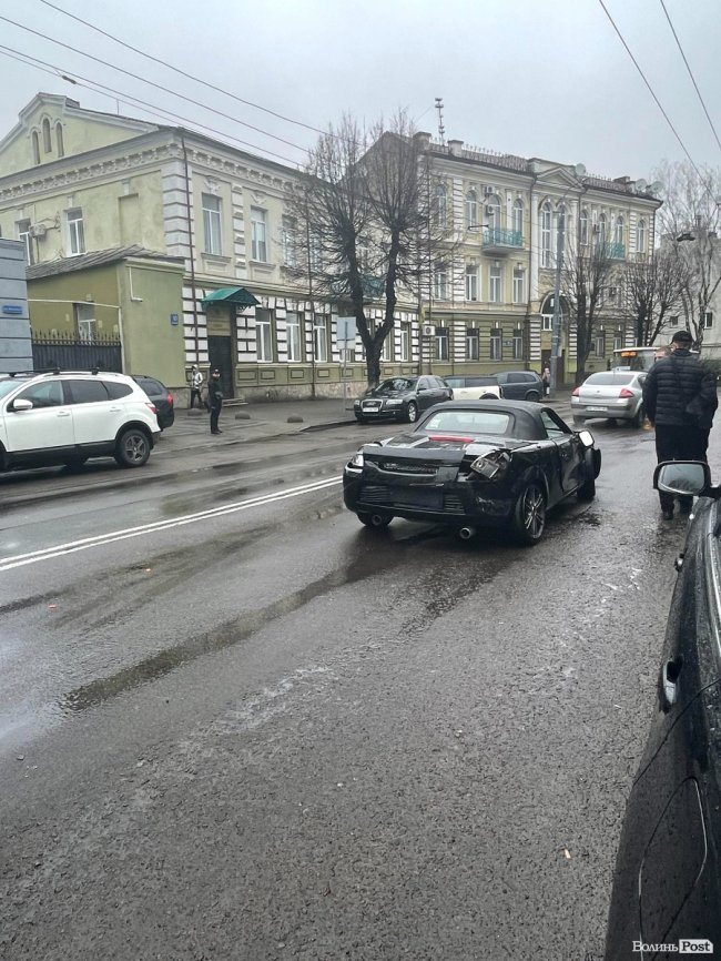У центрі Луцька – аварія: зіткнулися таксі та спорткар. ФОТО. ОНОВЛЕНО