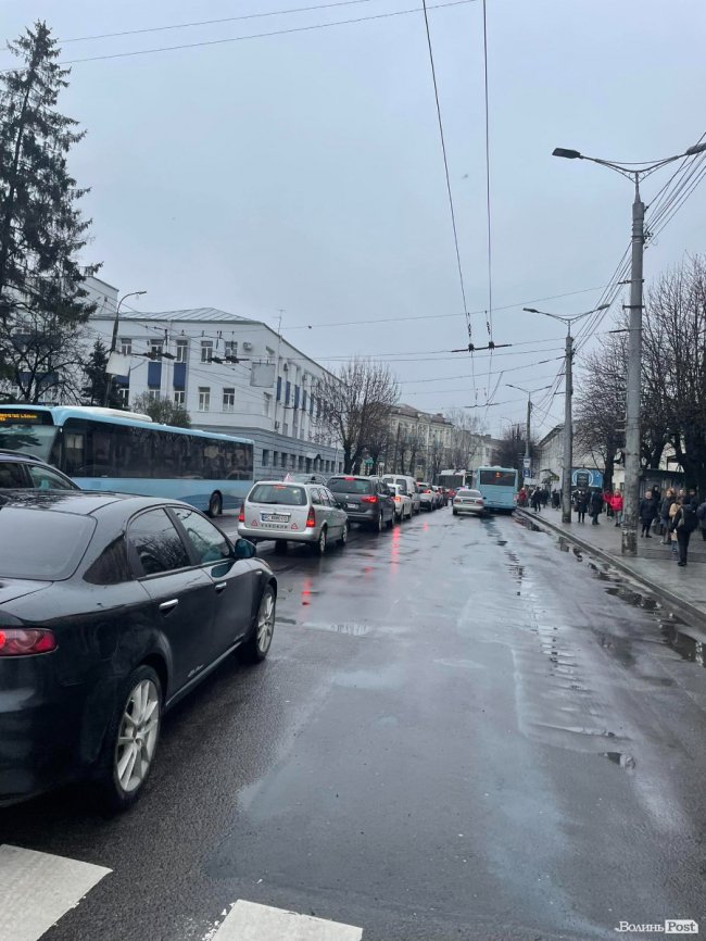 У центрі Луцька – аварія: зіткнулися таксі та спорткар. ФОТО. ОНОВЛЕНО