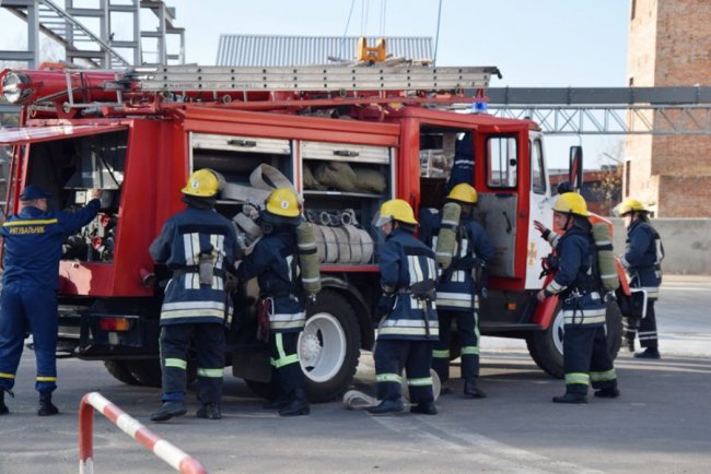 Луцькі рятувальники «гасили пожежу» у котельні. ФОТО