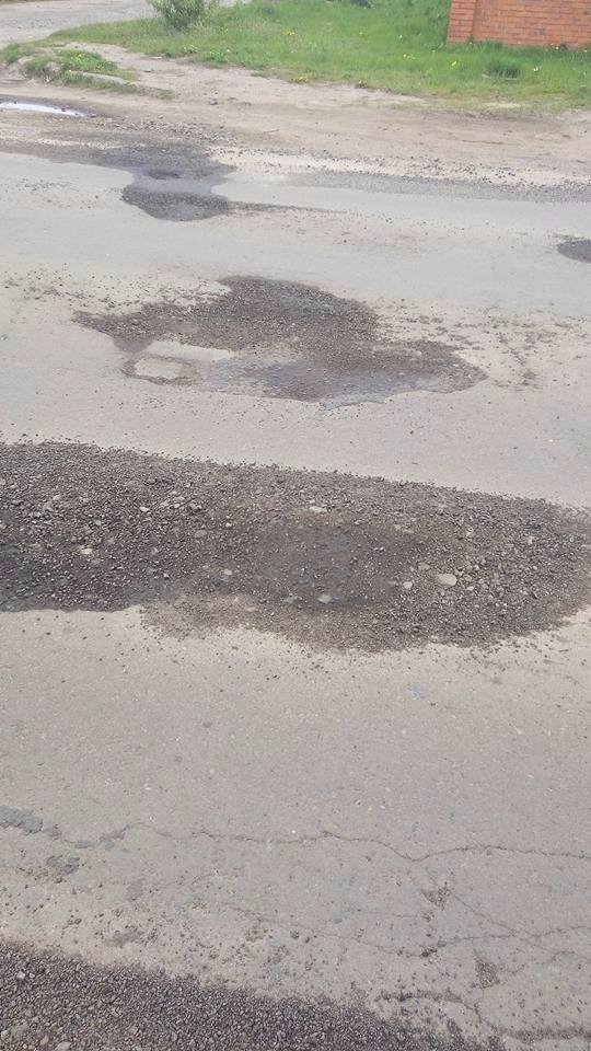 У Луцьку ями на дорогах позасипали піском