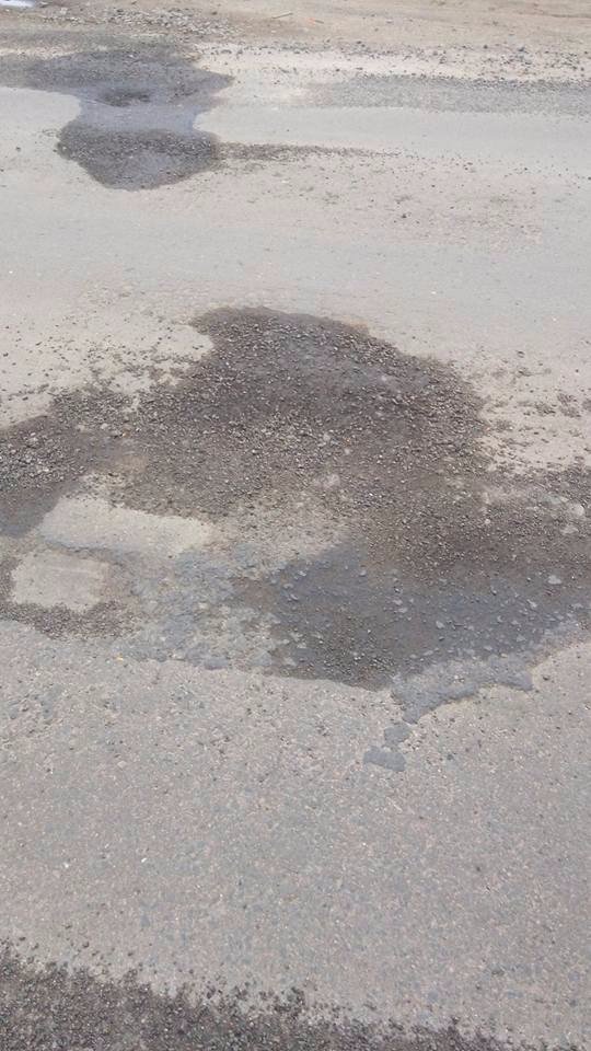 У Луцьку ями на дорогах позасипали піском