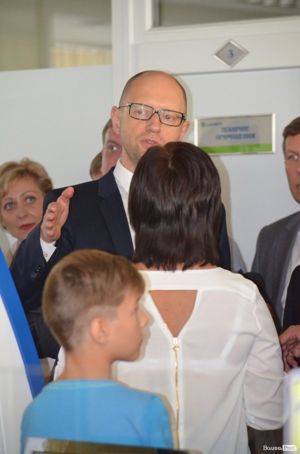 Яценюк оцінив роботу Луцького ЦНАПу. ФОТО