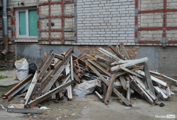 Будинок з обвалом «ліплять до купи», а він «розлазиться», – мешканці. ФОТО