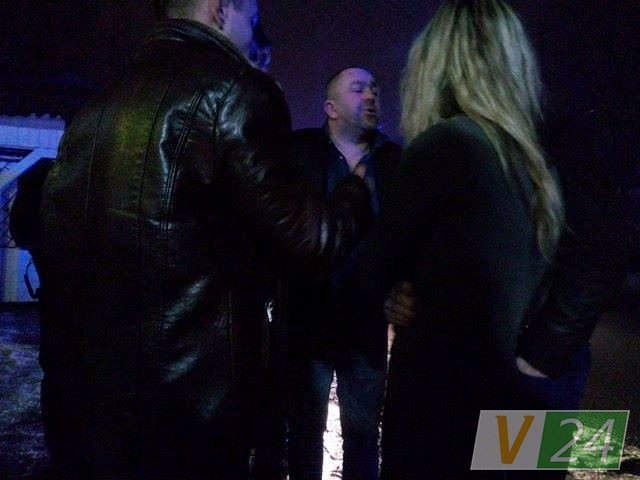 У центрі - гість Старої Підкови, якого облили пивом