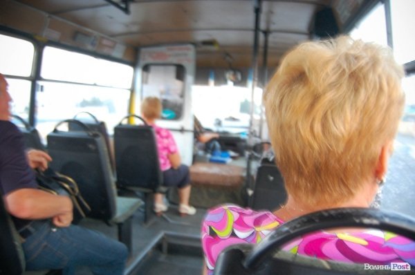 Люди вирушають у новий день