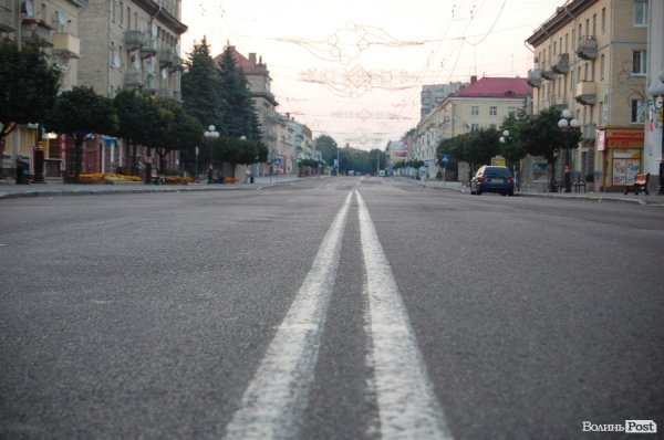 Одна з головних вулиць Луцька - майже пустельна