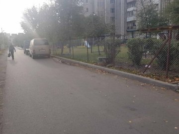 У Луцьку через відсутність тротуару діти змушені ходити у садок проїжджою частиною