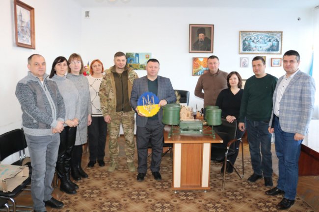 Працівники міськради з Волині передали РЕБ для воїна-краянина