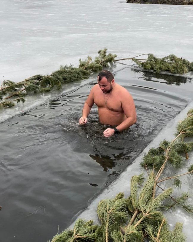 Як відомі волиняни пірнали у крижану воду. ФОТО