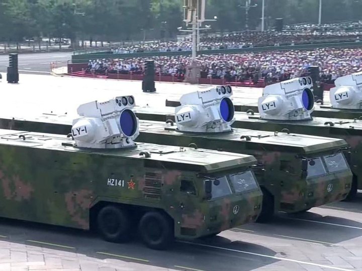 Китай на параді показав підводні дрони та лазерні системи ППО