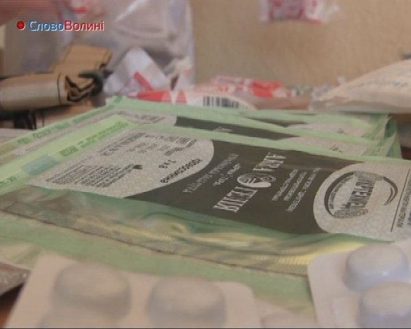 Юні волинські медики формують солдатські аптечки. ФОТО. ВІДЕО