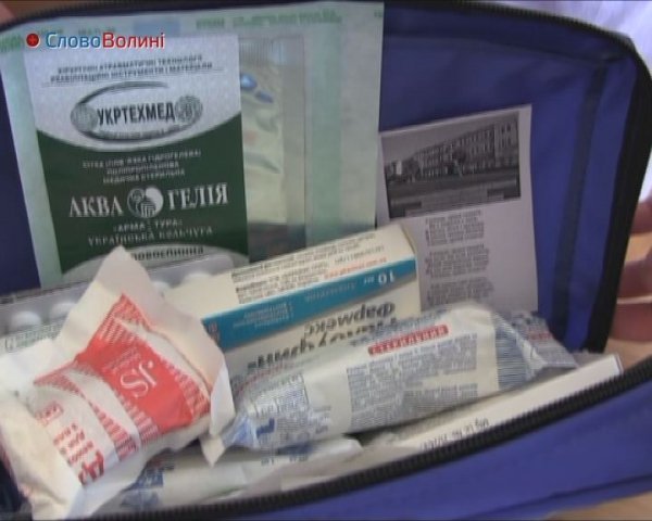 Юні волинські медики формують солдатські аптечки. ФОТО. ВІДЕО