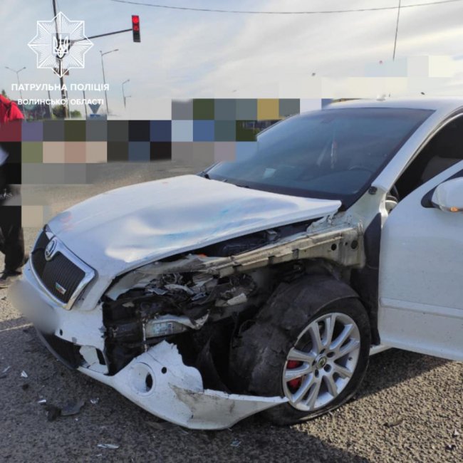 У місті на Волині не розминулись два легковики. ФОТО
