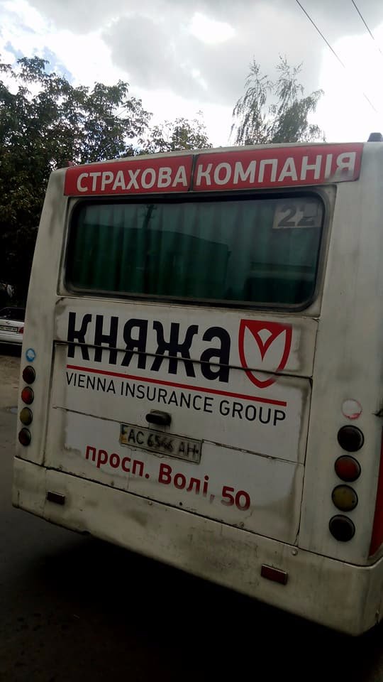 У Луцьку водій маршрутки зачинив двері перед «немічним дідусем»