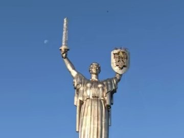 На «Батьківщину-мати» встановили тризуб. ФОТО