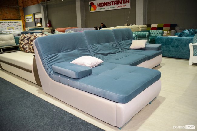 У Новий рік – із новими меблями: у луцькому торговому центрі «Нова Маркет» – знижки на столи і дивани. ФОТО*