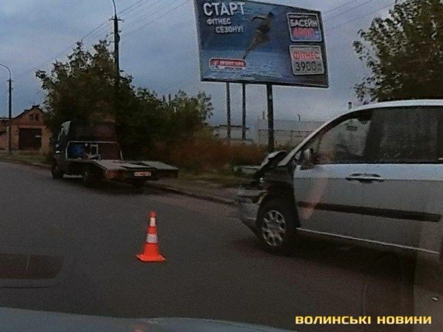 Одне авто вилетіло на узбіччя: у Луцьку зіткнулись два легковики. ФОТО