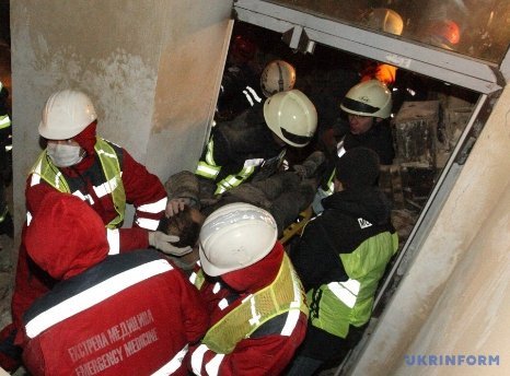 Під завалами будинку в Києві ще є люди. ФОТО
