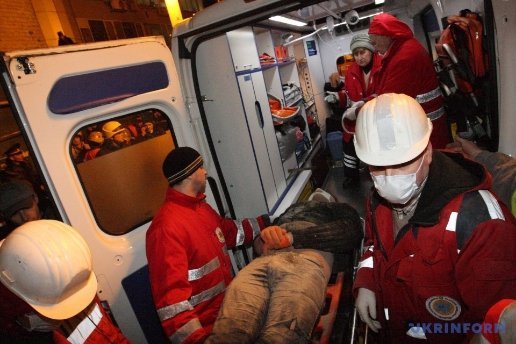 Під завалами будинку в Києві ще є люди. ФОТО