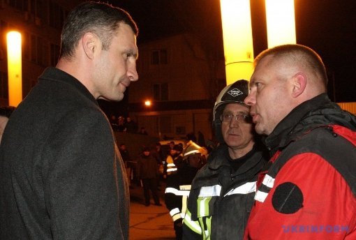 Під завалами будинку в Києві ще є люди. ФОТО