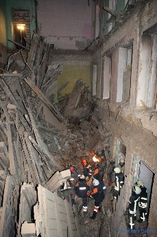 Під завалами будинку в Києві ще є люди. ФОТО