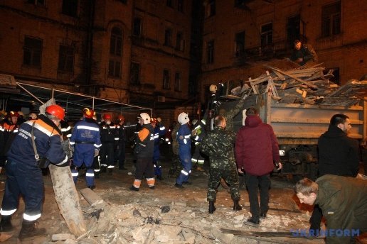 Під завалами будинку в Києві ще є люди. ФОТО