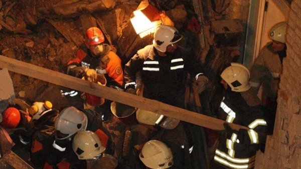 Під завалами будинку в Києві ще є люди. ФОТО