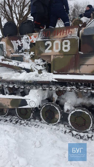 У волинській громаді до боротьби зі сніговими заметами на дорогах залучили військову техніку