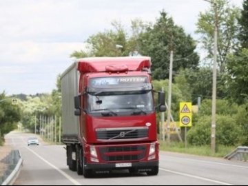 Руйнують дорогу: лучани просять розібратись з  вантажівками,  які  їздять в центрі міста 