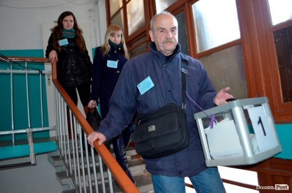 Лучани активно голосують вдома. ФОТО