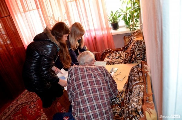 Лучани активно голосують вдома. ФОТО