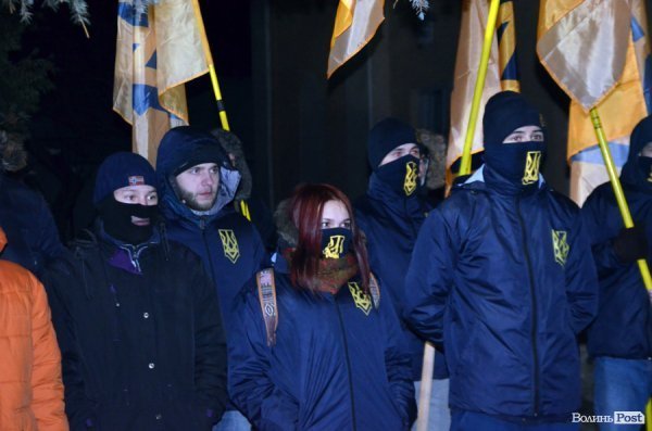 Вогонь та пам'ять: Маневичами пройшла смолоскипна хода на честь Героя