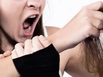 14-річну школярку жорстоко побили однолітки-дівчата