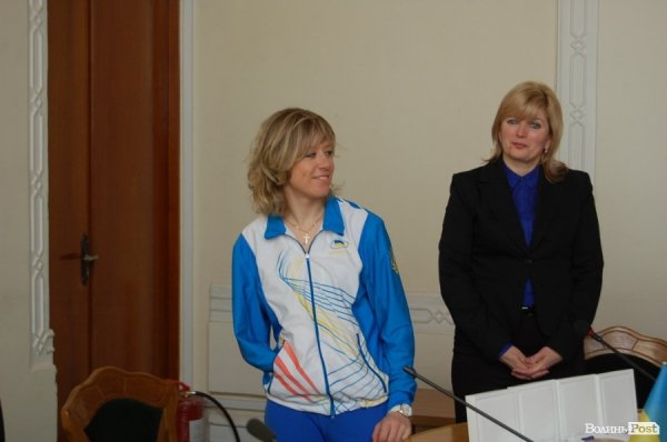 Волинська паралімпійка показала свої медалі губернатору. ФОТО. ВІДЕО