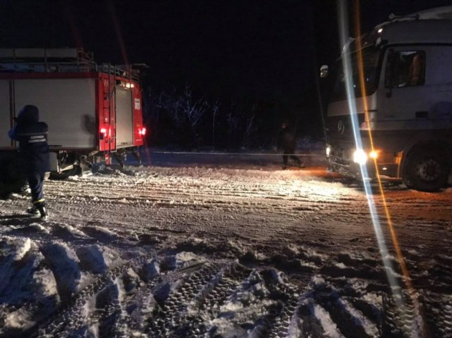 Автобуси в кюветах і застряглі фури: наслідки снігового колапсу на Волині