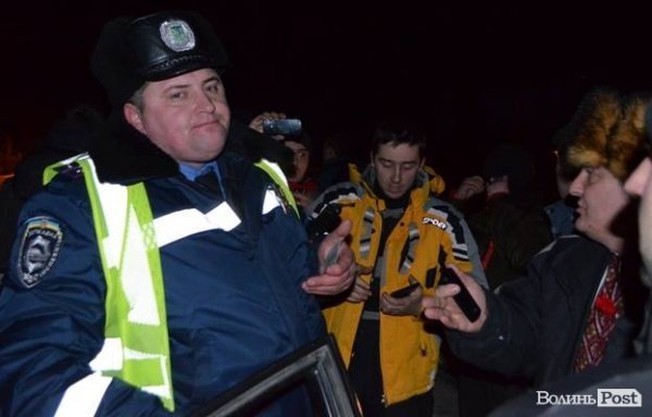 «Епопея» з луцькими ВВшниками: навколо автобусів виріс табір Автомайдану. ФОТО