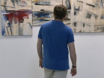 «Фрагменти вцілілого»: у Луцьку презентували виставку абстрактного живопису