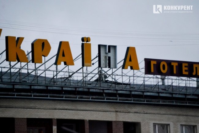 Негода поламала вивіску готелю в центрі Луцька. ФОТО