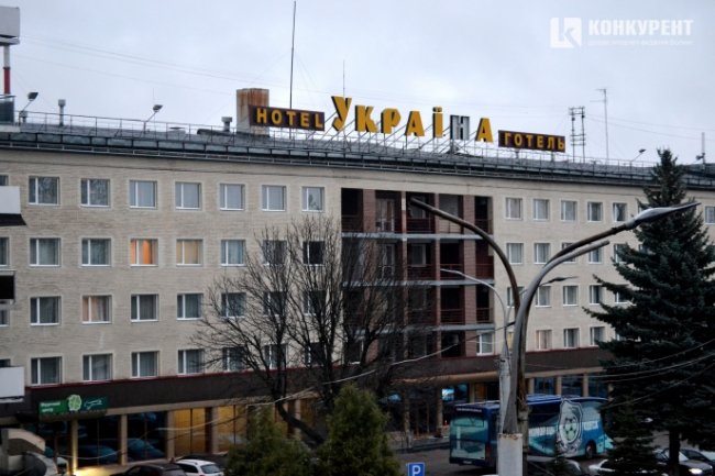 Негода поламала вивіску готелю в центрі Луцька. ФОТО