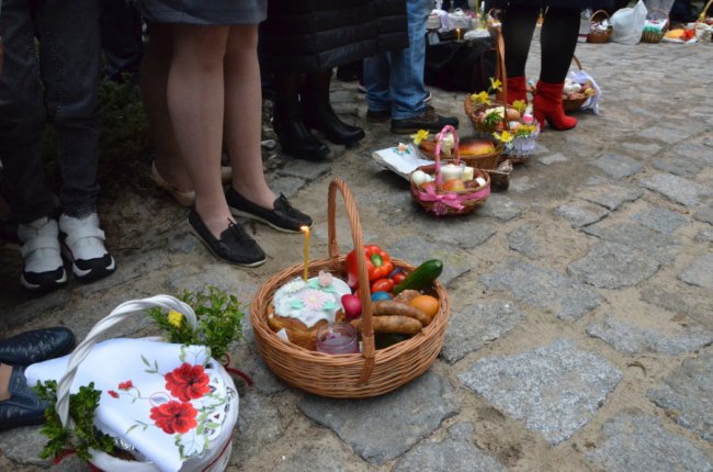У Варшаві сотні українців прийшли святити великодні кошики. ФОТО. ВІДЕО