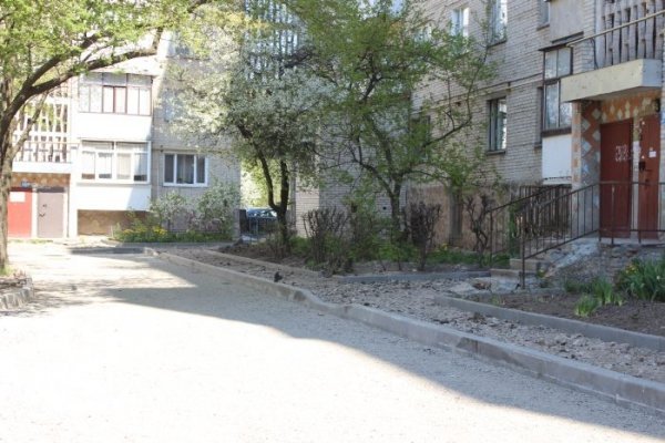 У Луцьку на прибудинкових територіях проводять ремонтні роботи. ФОТО