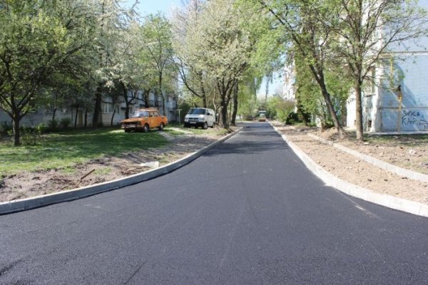 У Луцьку на прибудинкових територіях проводять ремонтні роботи. ФОТО