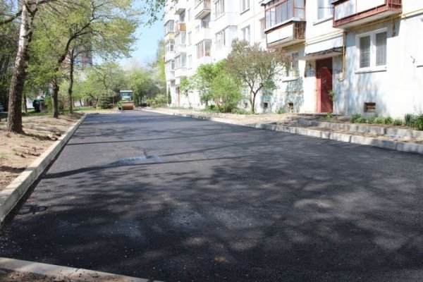 У Луцьку на прибудинкових територіях проводять ремонтні роботи. ФОТО