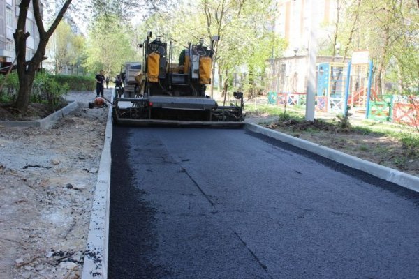 У Луцьку на прибудинкових територіях проводять ремонтні роботи. ФОТО